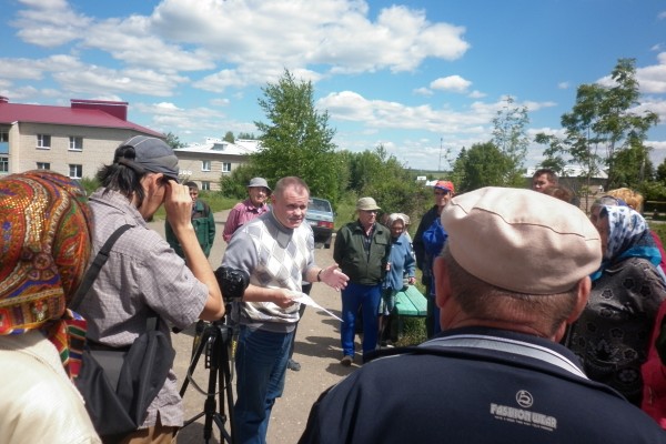 Игорь Моляков рассказывает жителям села о проведенной по их обращениям работе 