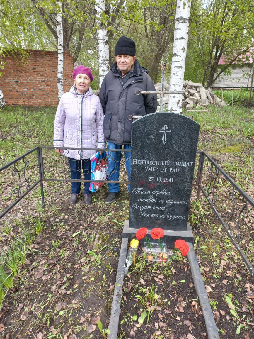 Активисты партии в Вурнарах обновили памятник | 07.05.2024 | Чебоксары -  БезФормата